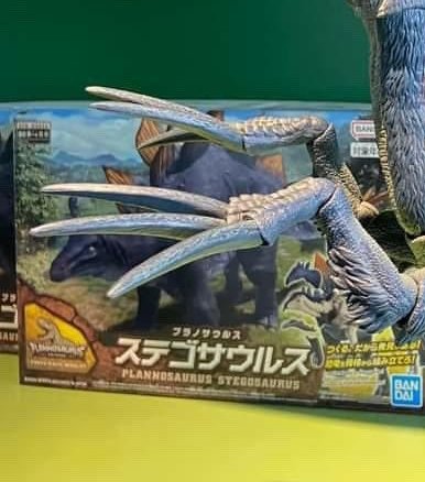 @collectjurassic @Mattel I like it a lot but it seems strange to me that he articulates his claws instead of his fingers