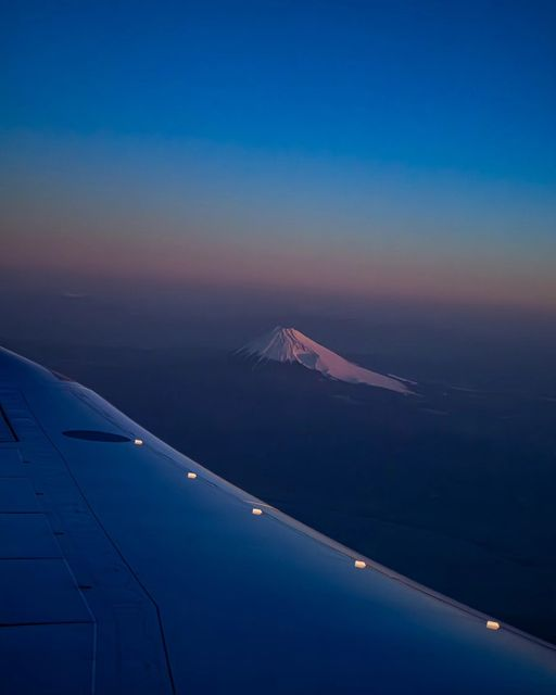 pierpi13's tweet photo. Alle 6:15 di questa mattina il capitano del volo Ana 218 ci informava che dal lato sinistro si poteva vedere il Fuji. Inclinava poi gentilmente l'aereo per permettere anche a chi era sull'ala (come noi) di ammirare e fotografare il monte simbolo giapponese.
Ecco sono le piccole attenzioni come questa che rendono così piacevole un viaggio in Giappone: vedere il desiderio nel prossimo di fare bene e con orgoglio il proprio mestiere. Succede dappertutto, ma qui, a volte, un po' di più.