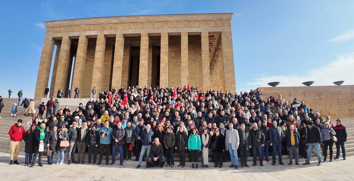 En duygulandığım fotoğraf burda daha çeyreğimiz ile bir kaç il sabah erken saatlerde Anıtkabir ziyaretimizi yaptık. 

İllerimiz henüz yolda idiler il il içeriye girebildik. Zaten hepimizi bu şekilde çekemezdik. Çeyreğimize bile hemen kalabalık olmayalım dediler uyardılar.