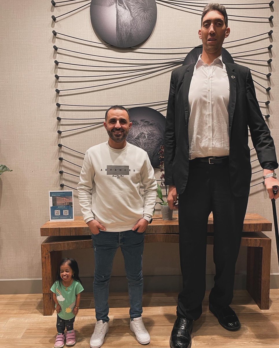 memetveysibora's tweet photo. SULTAN KÖSEN (2.51cm) ve jyoti amge’yi (62.8) Los Angeles’ta bir araya getirdik :) Aradaki mesafeden kaynaklı zorlaşan iletişimi araya girerek çözmeye çalıştım😅 #jyotiamge #sultankösen https://t.co/sWZDnpIA0L