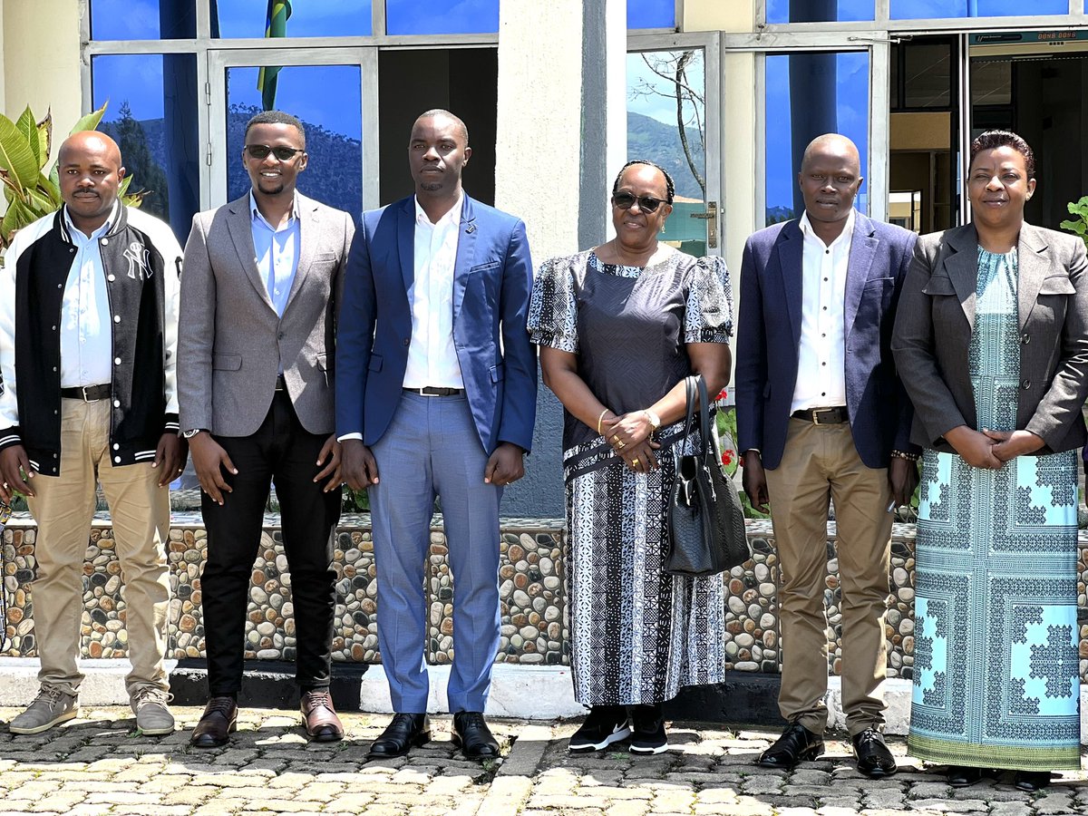 UnityClubRw's tweet photo. *📸AMAFOTO📸*

Kuri uyu wa Mbere, Abakozi mu Bunyamabanga Nshingwabikorwa bw'umuryango Unity Club, bayobowe na ES Mme Régine IYAMUREMYE, basuye ibikorwa by'umushinga *"ISANO ISHAMITSE UBUKIRE"* Unity Club yakoreye mu murenge wa Cyanika mu karere ka @Nyamagabe 

Babanje kwakirwa n'Umuyobozi w'Akarere Bwana @mwungeri , wongeye gushimira Unity Club kubera ibikorwa byiza byazanye impinduka nziza mu mibereho n'imibanire y'Abaturage b'Umurenge wa Cyanika.