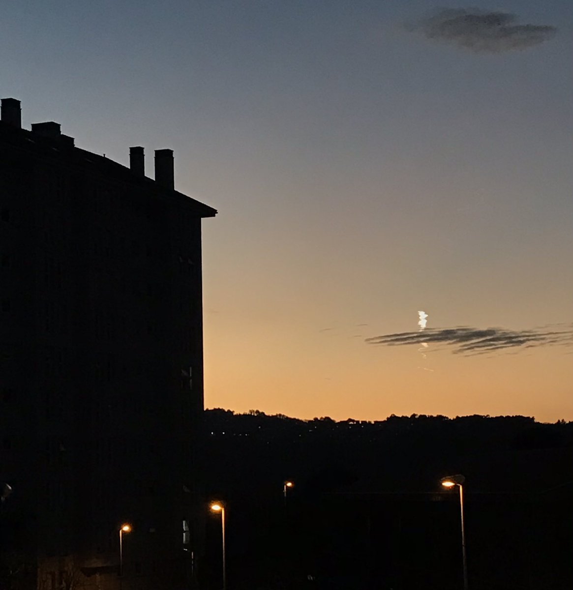 rosalamas's tweet photo. @RedSpmn @Josep_Trigo @ice_csic @RedSpmn Van las tres fotos desde el barrio  de Berrocás en Ourense: 1ª a las 19h 28’ , 2.ª a las 19h 31’, 3.ª a las 19h 38’ https://t.co/EJqydtHzjt