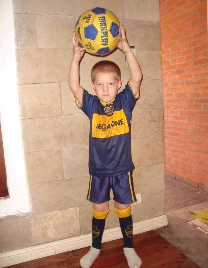 Este es Yael Falcón Perez a los 8 años, el arbitro designado para dirigir el clasico entre River y Boca el próximo domingo.

Seguimos con la corrupción de Tapia y Riquelme, sean menos evidentes 🤷🏻‍♂️