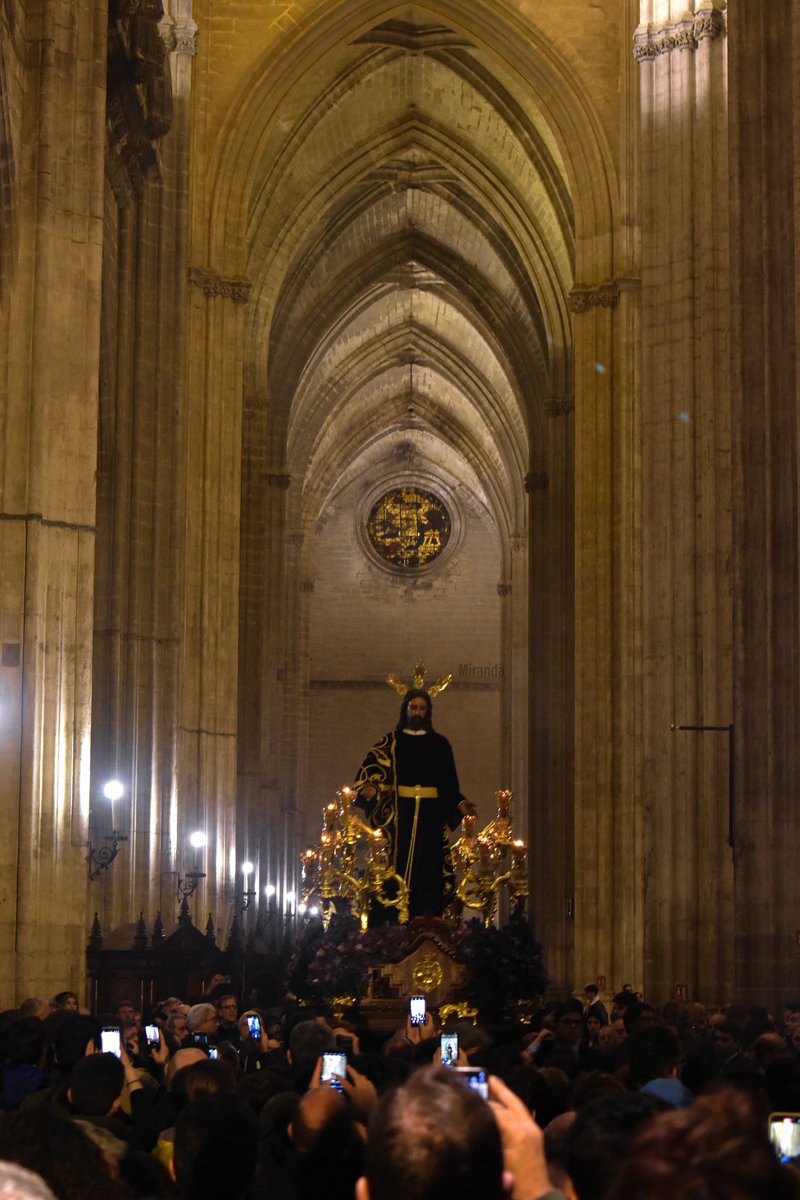 Fieles devotos de los móviles
 #ViaCrucisSevilla24