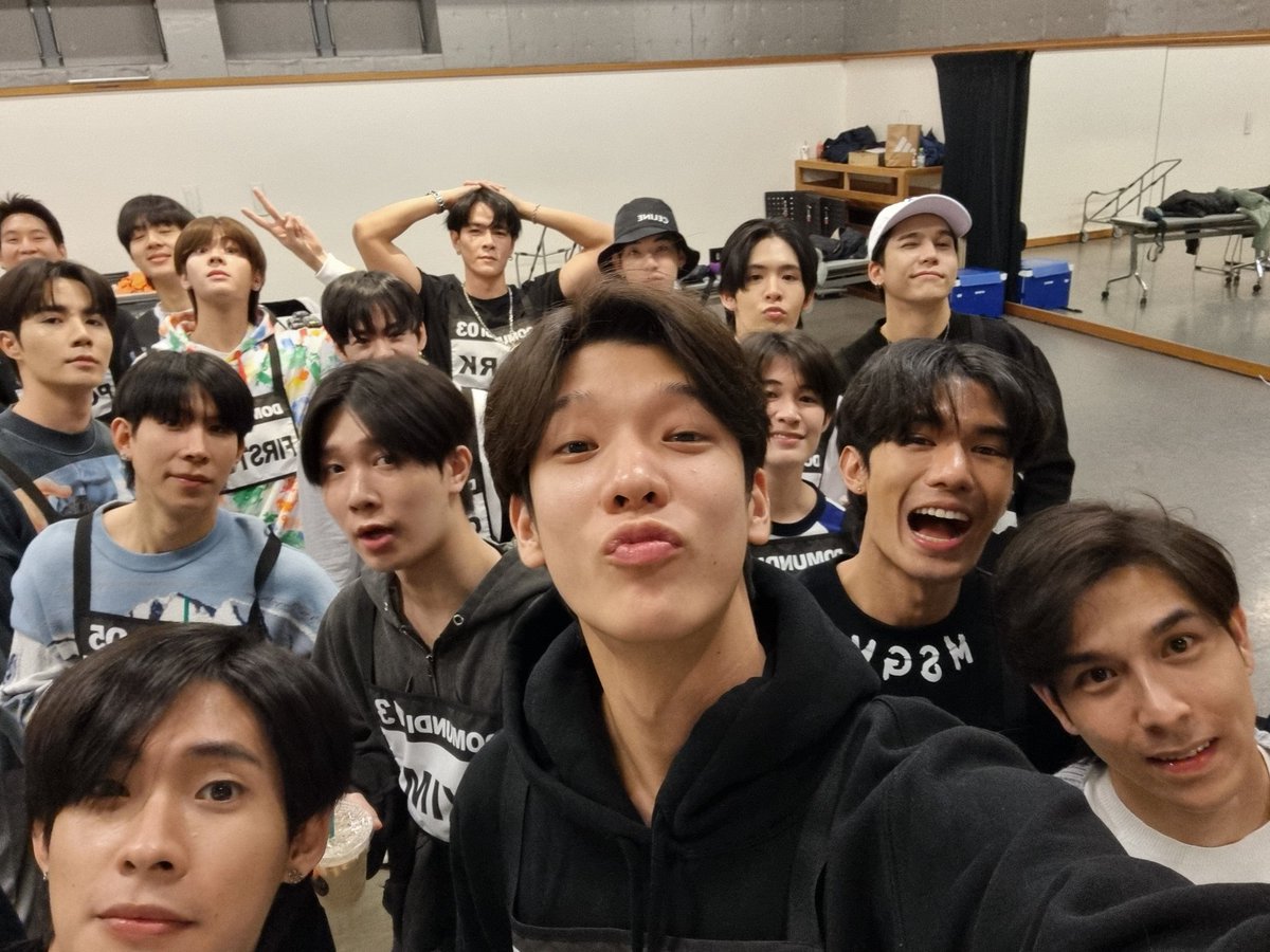 jimmy_jimmoi's tweet photo. จับปูใส่กระด้ง 55555555
#BeforeDMDLANDINJPN https://t.co/tRjbKrRJz0