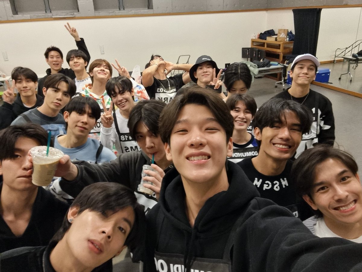 jimmy_jimmoi's tweet photo. จับปูใส่กระด้ง 55555555
#BeforeDMDLANDINJPN https://t.co/tRjbKrRJz0