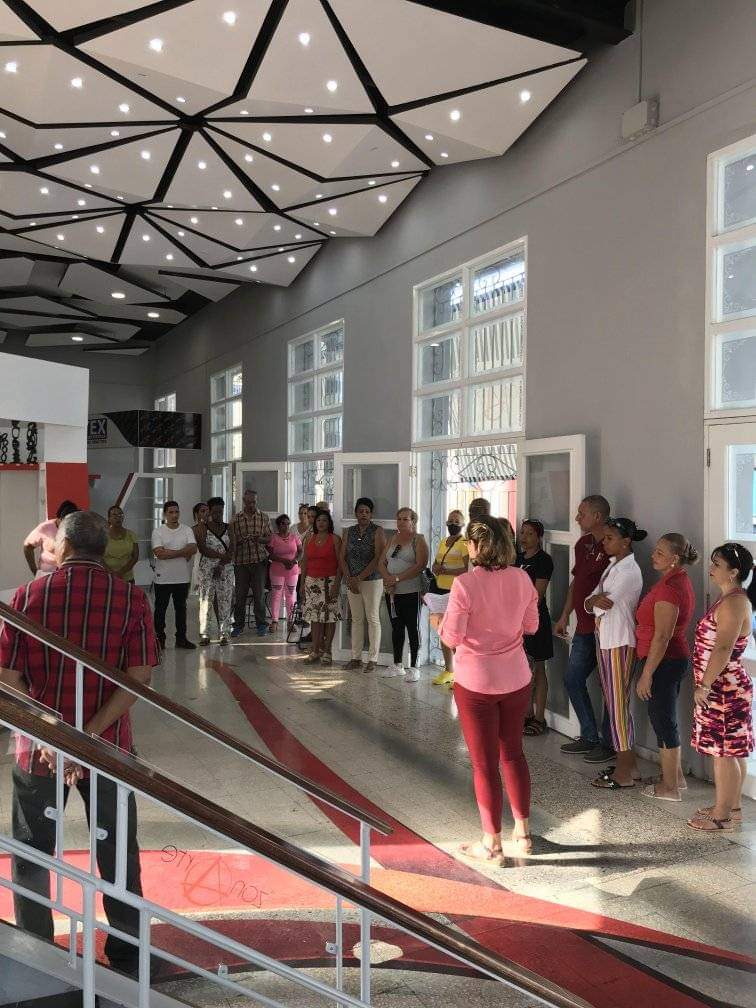 KatiaRodrguezR2's tweet photo. #PorCubaJuntosCreamos. Acreditada la filial del FCBC en Guantánamo con la Bandera #85CTC. Inicia así recorrido de la misma por todas las filiales del país. "Nada satisface más al hombre que los éxitos que se logran con sus esfuerzos y trabajo". https://t.co/dW6b9yHvpf