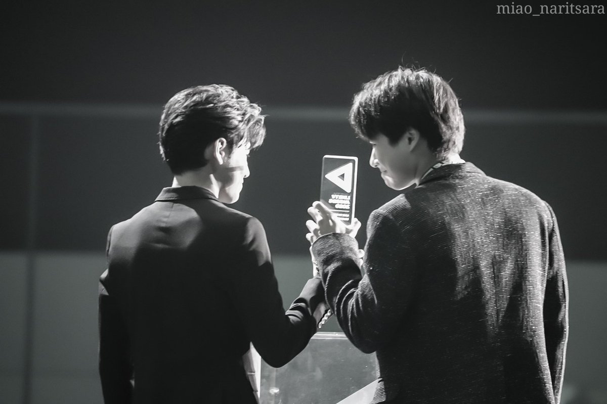M00n_LOV3_22's tweet photo. Congratulations on the four-year anniversary of the well-deserved award for "He is Coming to Me"!🎉
Thun and Mes truly left a mark, and that scene was unforgettable.
Thun, you'll always have a special place in my heart. 🧡
#ohmpawat
#SingtoPrachaya
#heiscomingtome #เชงเม้ง https://t.co/z1TwHhIBvn