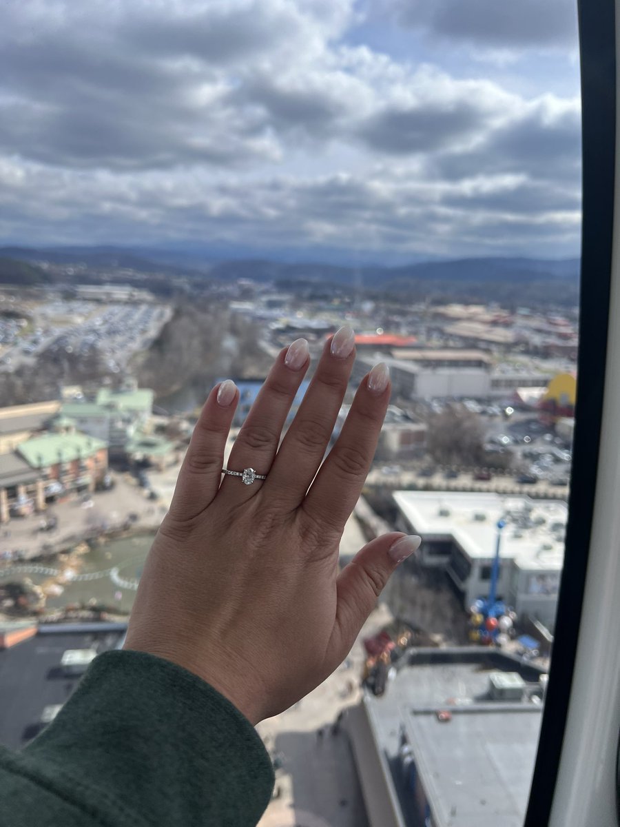 leahcantrell_'s tweet photo. I don’t get on here much anymore.. BUT IM ENGAGED 😭🩷 https://t.co/zIR00UTDfV