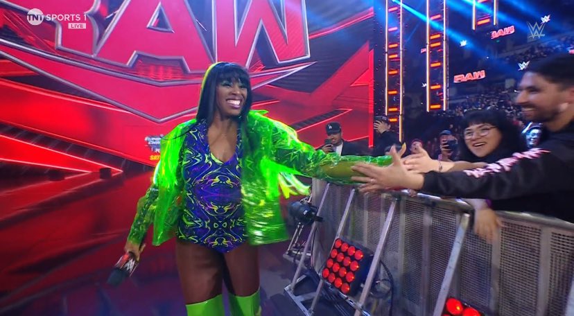 AGHHH NAOMI LOOKS SO GOOD