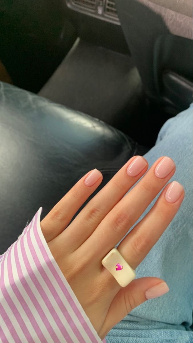 eieiyongswim's tweet photo. 目指したいのはこの感じなんだよなぁ（毎度）

他には、もう少し丸い爪に明るくてハッピーな感じの赤（これはジェルじゃなくてマニキュアがいい）をざっと塗った指先にも憧れる。 https://t.co/Dfmcgz2E7w