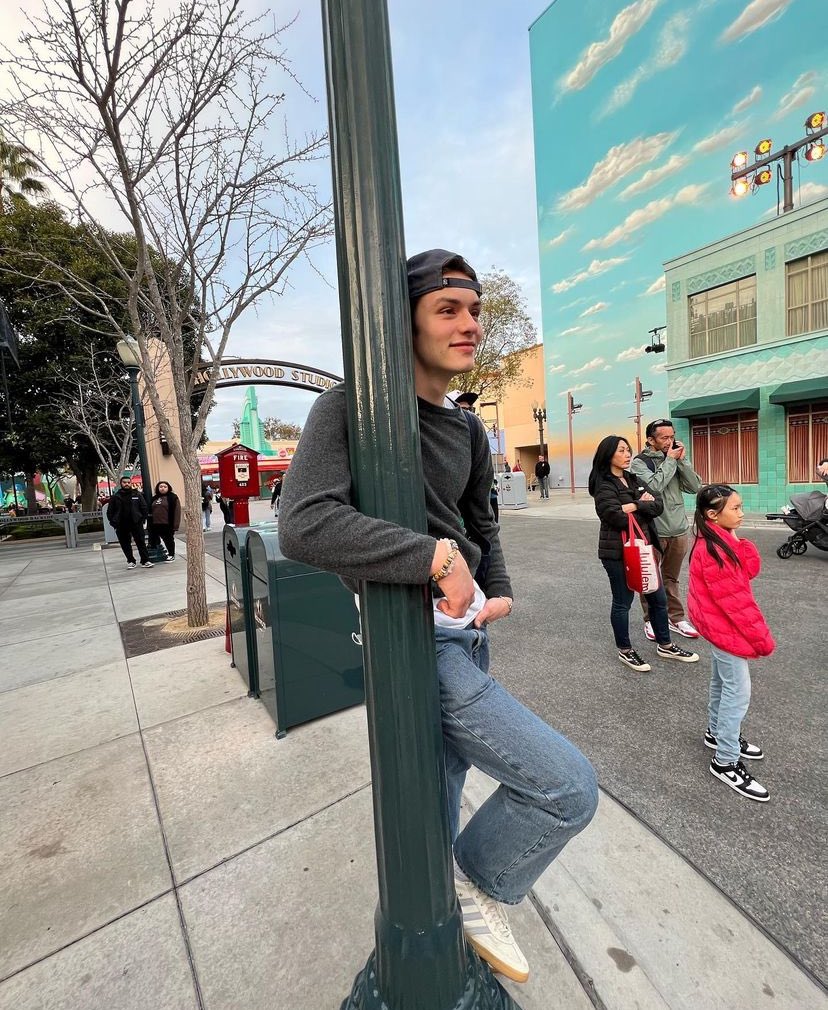 partridgebrasil's tweet photo. APENAS ELE! Louis Partridge no seu passeio recente pela Disney. 

📸: Louis via Instagram. https://t.co/k4atrILMro