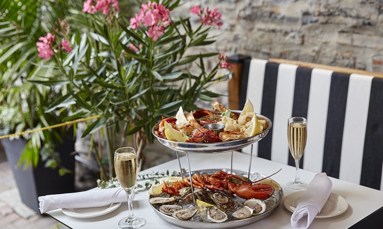 (Re)discover Old Montreal’s best restaurants without breaking the bank during Happening Gourmand.  

Restaurants are showcasing their own cooking style with 3-course set menus for just $39, $49, or $59!

╰┈➤ mtl.org/en/experience/…

📷 Gray Collection #montreal #traveltuesday