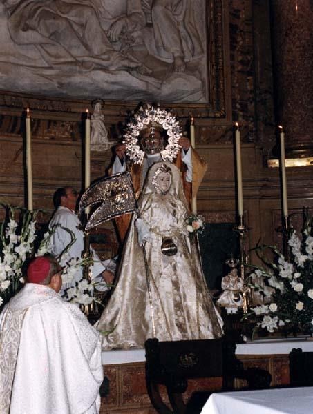 VirgendlaConcha's tweet photo. ✝️ El pasado 17 de febrero fallecía en Bilbao Mons. Juan María Uriarte Goiricelaya, Obispo de Zamora entre los años 1991 y 2000

👑 Coronó canónicamente a nuestra Virgen de la Concha el 8-12-92

😞 Descanse en Paz.

📸 1️⃣ Archivo @opiniondezamora
📸 2️⃣ Archivo @VirgendlaConcha https://t.co/fsdeZ9wAD2