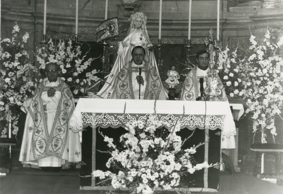 VirgendlaConcha's tweet photo. ✝️ El pasado 17 de febrero fallecía en Bilbao Mons. Juan María Uriarte Goiricelaya, Obispo de Zamora entre los años 1991 y 2000

👑 Coronó canónicamente a nuestra Virgen de la Concha el 8-12-92

😞 Descanse en Paz.

📸 1️⃣ Archivo @opiniondezamora
📸 2️⃣ Archivo @VirgendlaConcha https://t.co/fsdeZ9wAD2