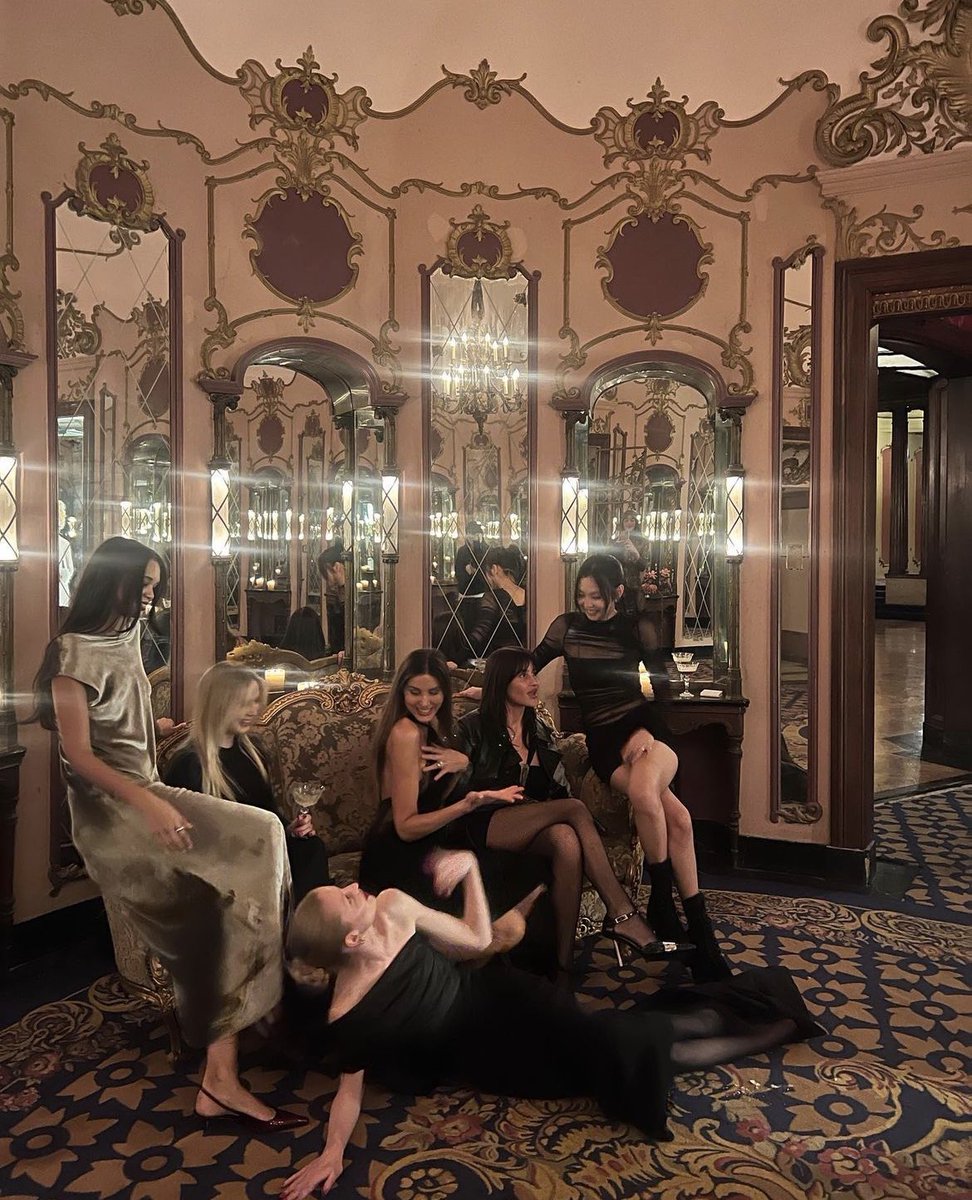 tjruby_'s tweet image. เจนนี่สาวเมกันเกิร์ลกับแก๊งเพื่อนในปาร์ตี้วันเกิด The weeknd ที่แอลเอ ผ่านไปหลายวันเพื่อนเค้ามาลงรูปกันแล้วส่วนน้องเจนนี่อยู่ไหนน้อแต่งสวยแบบนี้จะได้เห็นรูปจากหนูบ้างมั้ย #JENNIE