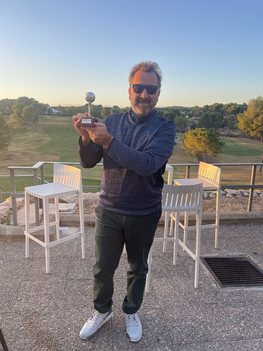 🏆¡Ya tenemos ganador del torneo de nóveles!🏆

Ha sido Óscar García Alcañiz. 🏌️ Durante esta jornada, muchos han podido disfrutar de la mejora de nuestro parking, que cuenta con placas solares, que supone que el 25% de nuestra electricidad.⛳