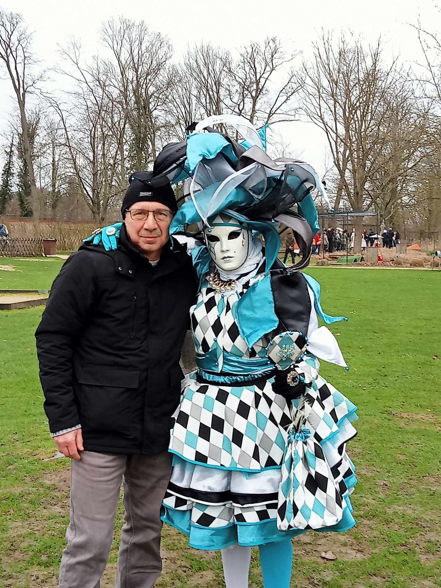 Superbe costumes en balade dans le parc du château d'Hélécine ce dimanche.
