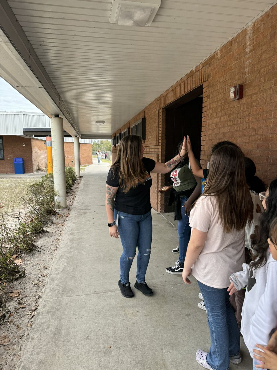 A big shout out to Mrs. Lee at <a href="/Go_Dragons_/">Discovery Elementary</a> 💫 Passing out high-fives to scientists in Discovery’s Science Club 🙌🌟🌟🌟🌟🌟 Thank you for your passion for learning and positive support‼️ <a href="/ElemSci/">VCSElemSci</a> #VCSscientist