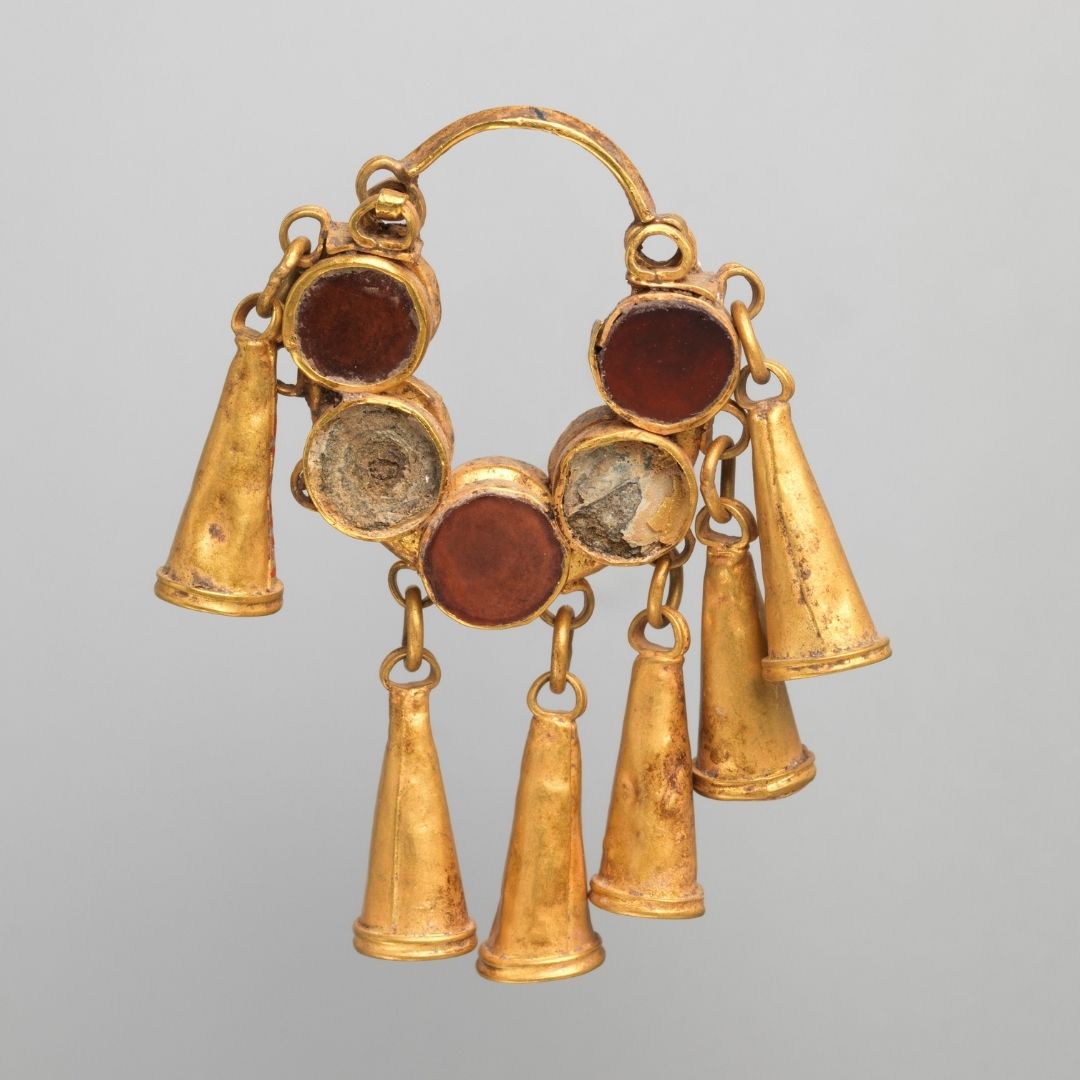 Lal taşı ile süslenmiş altın küpe. Yaklaşık MS 1.-2. yüzyıllara tarihlenen eser, muhtemelen İran'dan. Metropolitan Sanat Müzesi'nde (Galeri 405) sergileniyor.