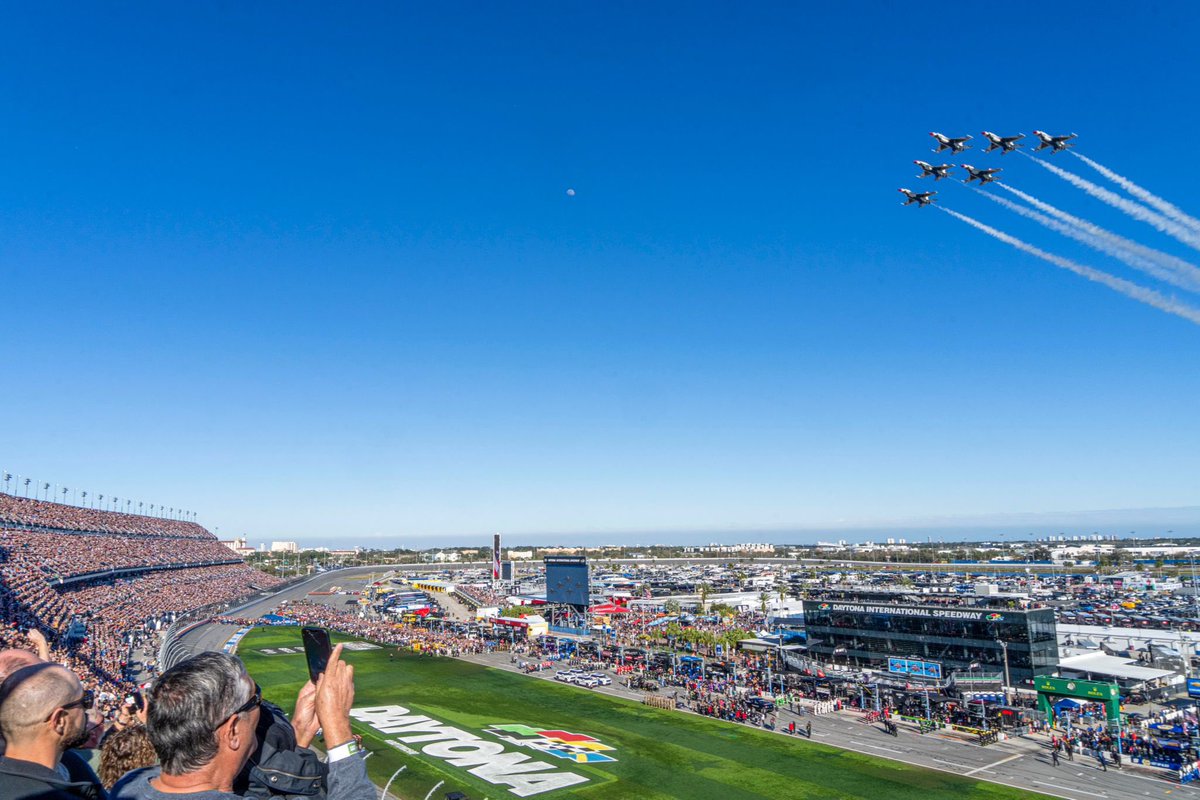 🏁Ladies and gentlemen... START, YOUR, ENGINES🏁 With precision and afterburner, we flew over the #Daytona500 for the 14th consecutive year to kickstart the 66th annual Great American Race. Best of luck to all the drivers! #NASCAR #Thunderbirds #AmericasTeam