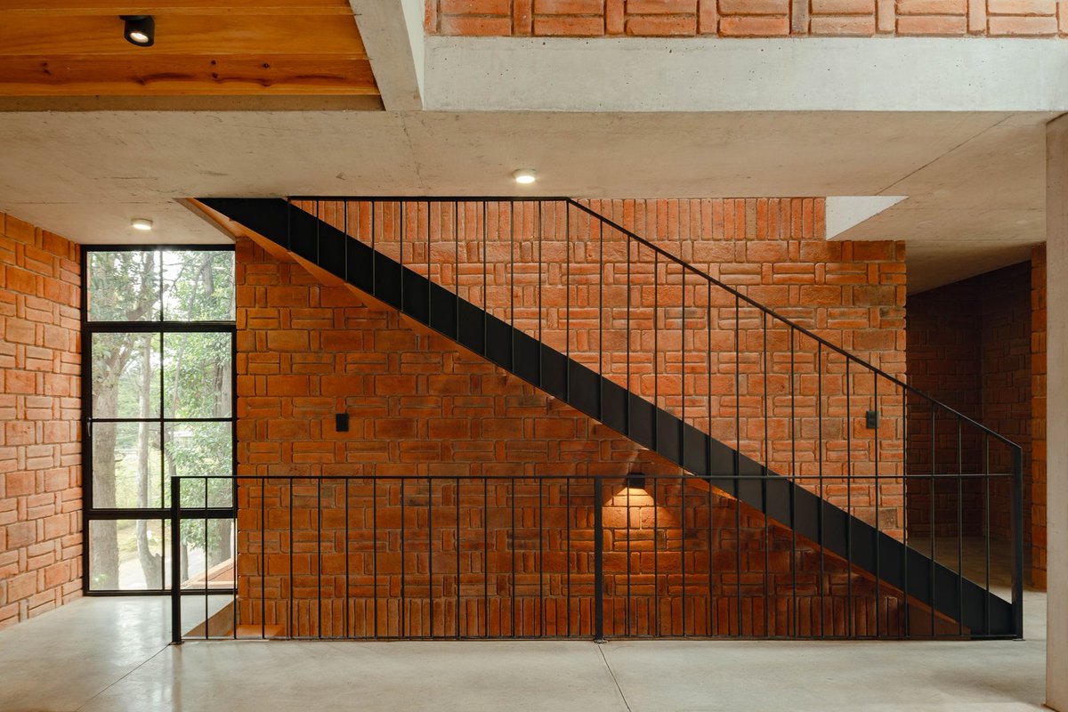ADMEXICO's tweet photo. Casa MoMa, de Estudio Tecalli es una casa con una concepción del espacio poco convencional, y bajo una propuesta de arquitectura brutalista.

https://t.co/ibDZmivsVU https://t.co/goAK24o9gZ