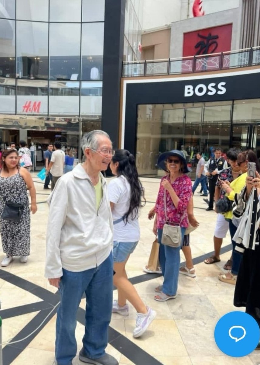 Alberto Fujimori en el Jockey Plaza, observando con satisfacción que sus políticas económicas aún sostienen este país. ¡Gracias por todo, Chino!