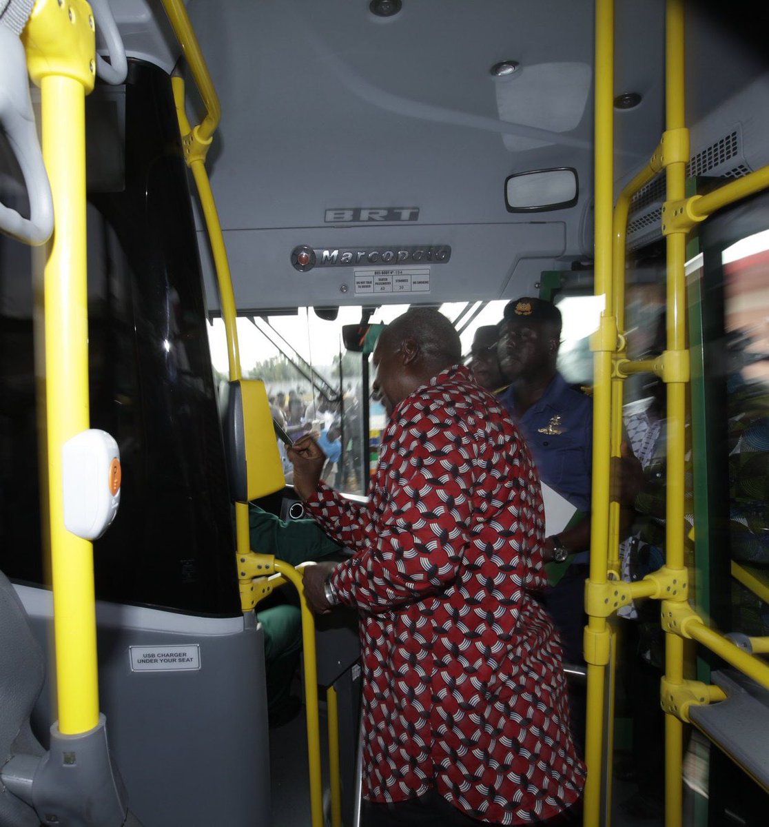 AF3NYO's tweet photo. H.E John Mahama digitized the Ayalolo busses almost 8yrs now with the Credit card pay point system but Jack Toronto's Jnr Brother Timothy Bawumia wants to claim he's done something new 🤣🤣 #CopyCopy #CopyCat https://t.co/fHXQABgbqo