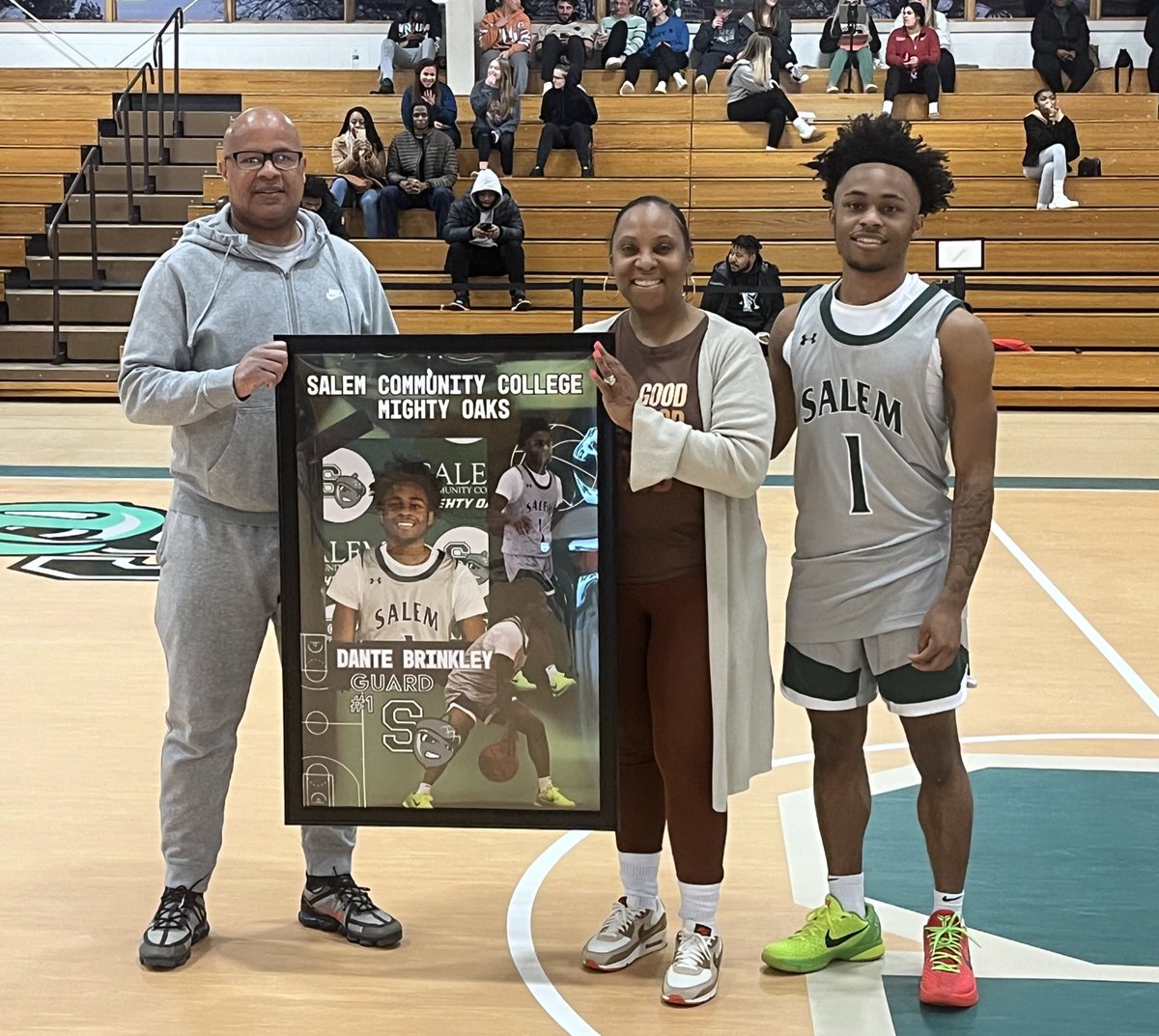 sccmightyoaks's tweet photo. About time for tip off!! Sophomore night!! https://t.co/awQ2p7EcpW