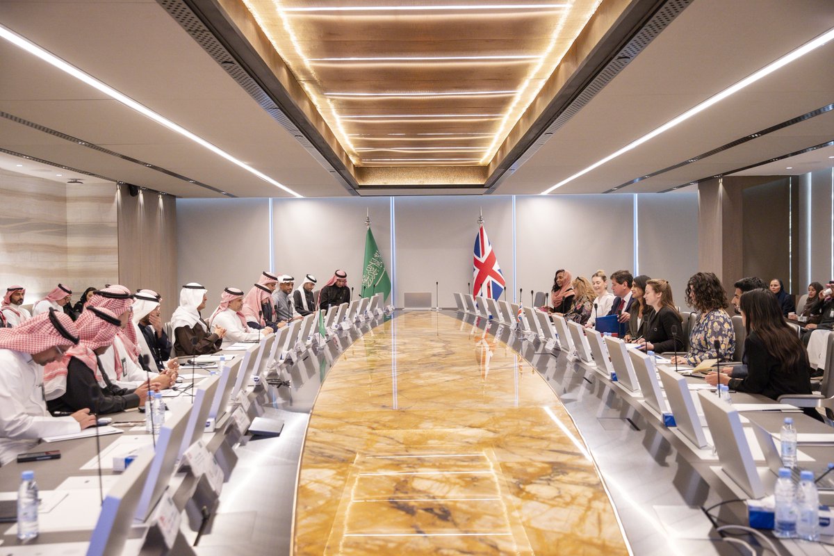 التقى سمو #وزير_الطاقة، وزيرة الدولة لأمن الطاقة وصافي الانبعاثات الصفرية البريطانية. وجرى خلال اللقاء، بحث آفاق التعاون بين البلدين في مجالات الطاقة، ومناقشة جهود المملكة ومبادراتها في مجال التغير المناخي.