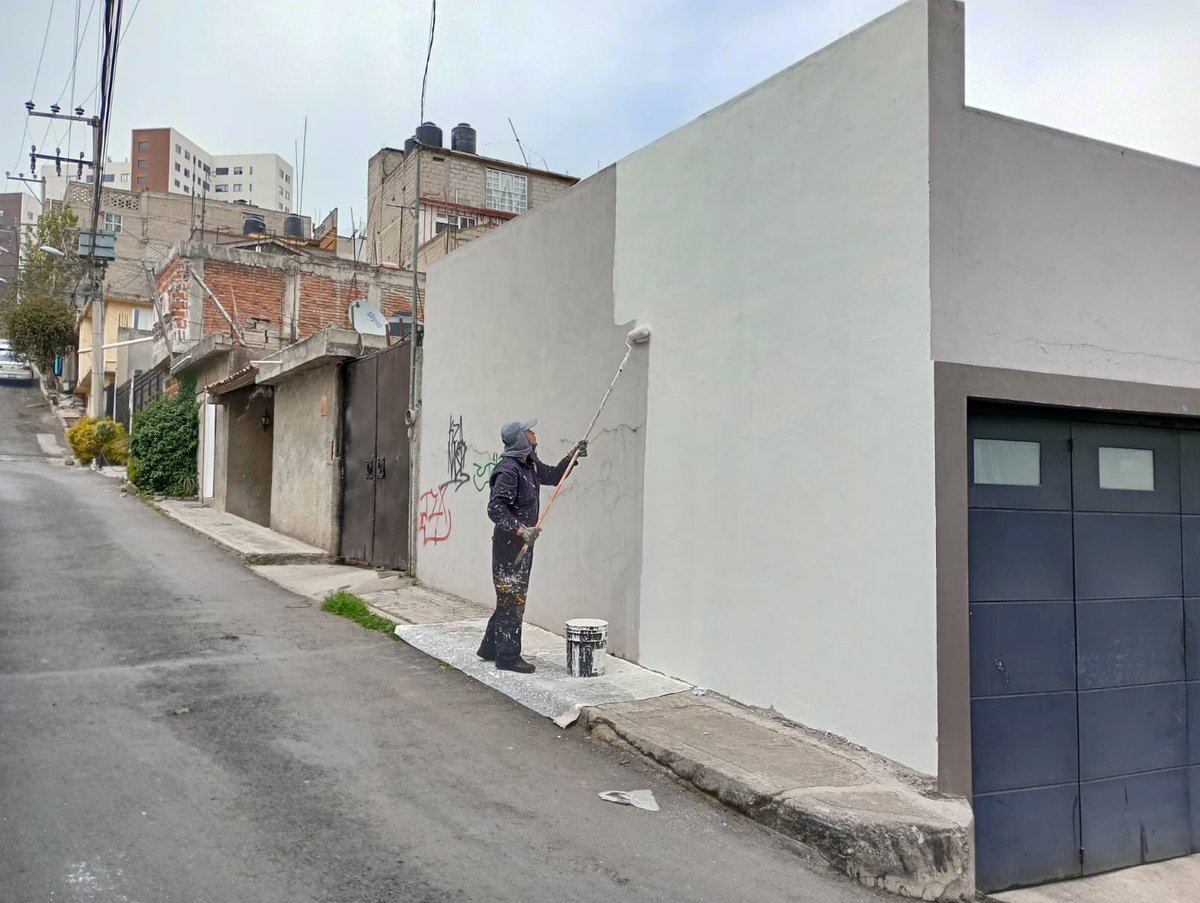 TSpartanos's tweet photo. La Brigada de Reacción Inmediata del Alcalde @AdrianRubalcava realizó pinta de fachas y retiro de grafitti en calle federico garcia lorca de la colonia leopoldo romano @gesquivelg  @AlcCuajimalpa https://t.co/oydrYUUKsk