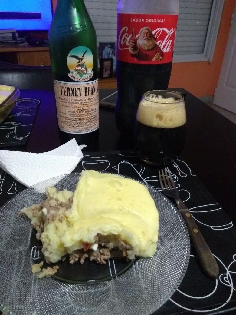 lapreviaok__'s tweet image. hola querés venir a comer pastel de papa y tomar fernet?  Enviar*