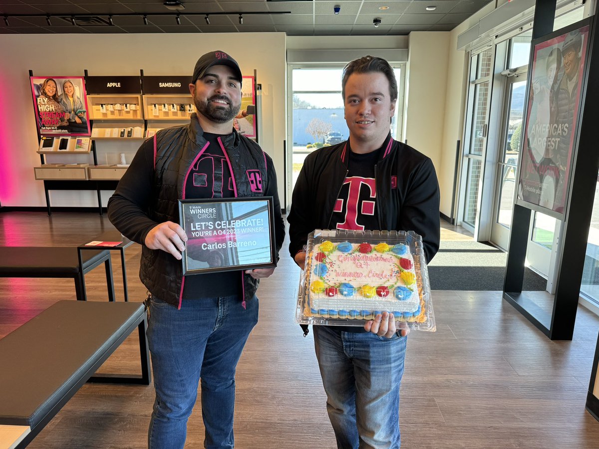 Congratulations to Carlos & William for Q4 Winners Circle! 4 Mobile Experts in Marion, NC also won! #ATEAM @MrMagentaSMRA @williamwinsday @MrDennisJones @ChappyCLT @JohnStevens_