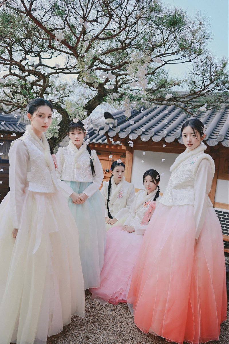 📰 via Chosun ‘People Lining Up for 1,000 won Hanbok’

For this year’s Seollal, ‘Walking on Flowers Path Seoul’ CEO, Sung Yoo-hyun, organised an event to sell a pair of hanbok worth 200,000 to 350,000 won for 1,000 won. 

Ahn Sujin (18), said “This seollal, the girl group #ILLIT