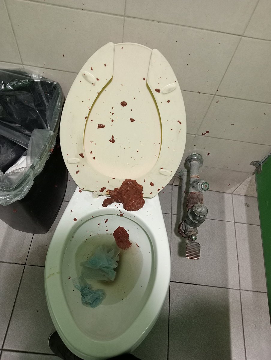 cagandoagusto's tweet photo. Prácticamente me cagué 💩💨💣🚾🚽🧻🫧 afuera de la taza del baño, adentro casi nada 😂 y las paredes bien salpicadas también
#cagones #cagar #diarrea #pedos #eructos #gases #cagando #baño #mierda #seguidores #likes #señores #mayores #maduros https://t.co/owJl716ST9
