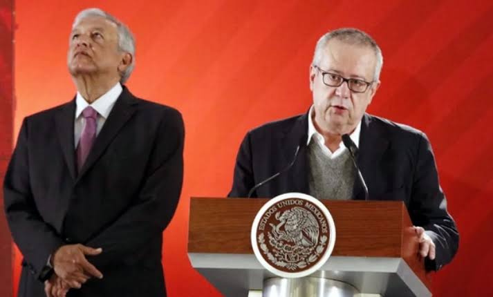 En extrañas circunstancias ha fallecido Carlos Urzúa, primer Secretario de Hacienda de <a href="/lopezobrador_/">Andrés Manuel</a>. Quien renunció denunciando la pésima gestión de la administración pública federal a manos de MORENA.

Recién se había integrado al equipo de <a href="/XochitlGalvez/">Xóchitl Gálvez Ruiz</a>. Entre sus últimas