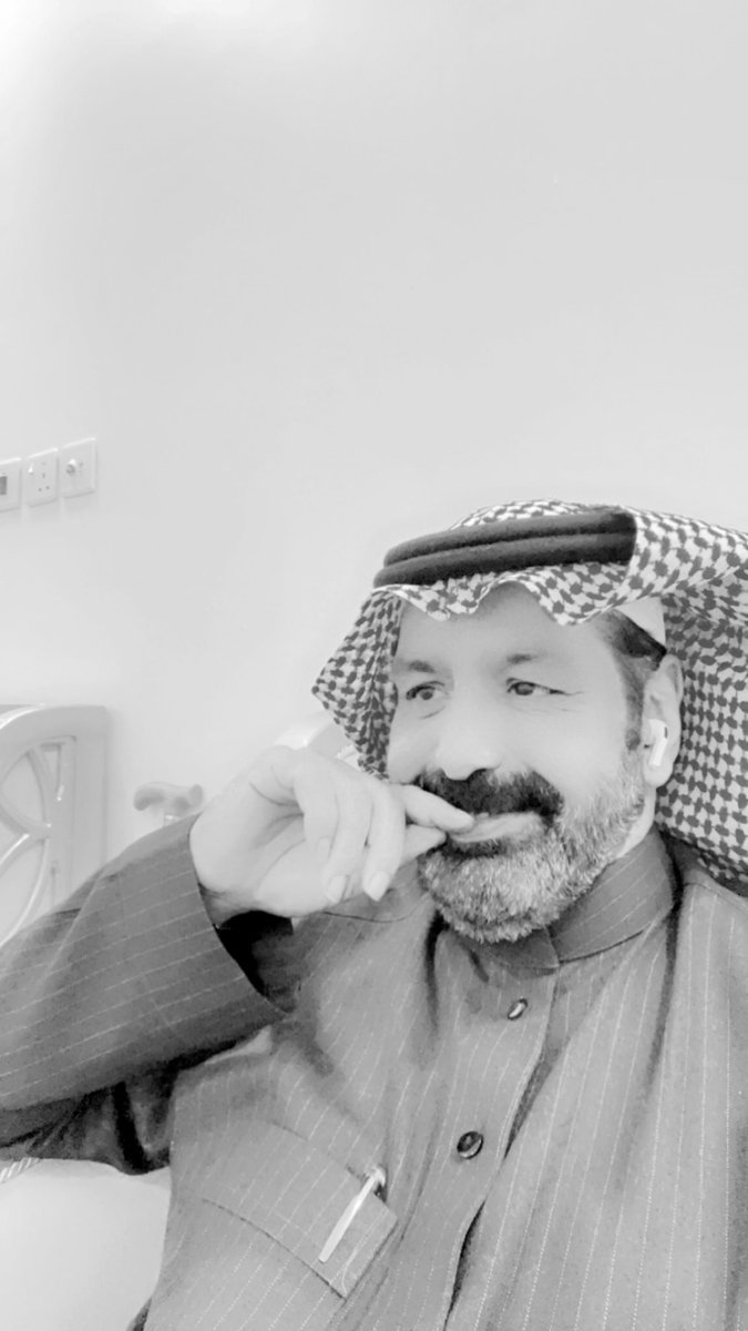 لاجيت ضامي مشاعر وانشغل عني 
على الوعد محتريه وودي اضمّه

تكسّر القلب دونه واختلف ضنّي 
كثرت هجوسي وفكري مقدر المّه 

كني يتيمٍ من اعماق الحشى ونّي
يتيم صدفه لمح له مثل زول امّه