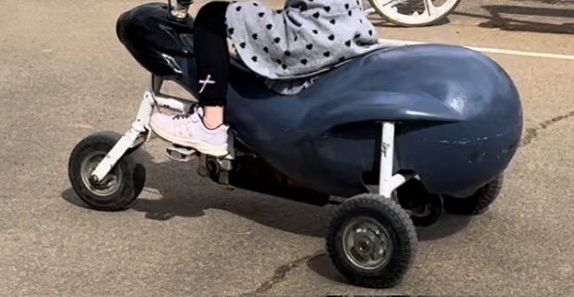 先日子供を連れて行った遊具施設に茄子型自転車があって、妻と「どういう理屈で茄子なんだろうか」という話をしてたんですが、まさか…NASCARか…？