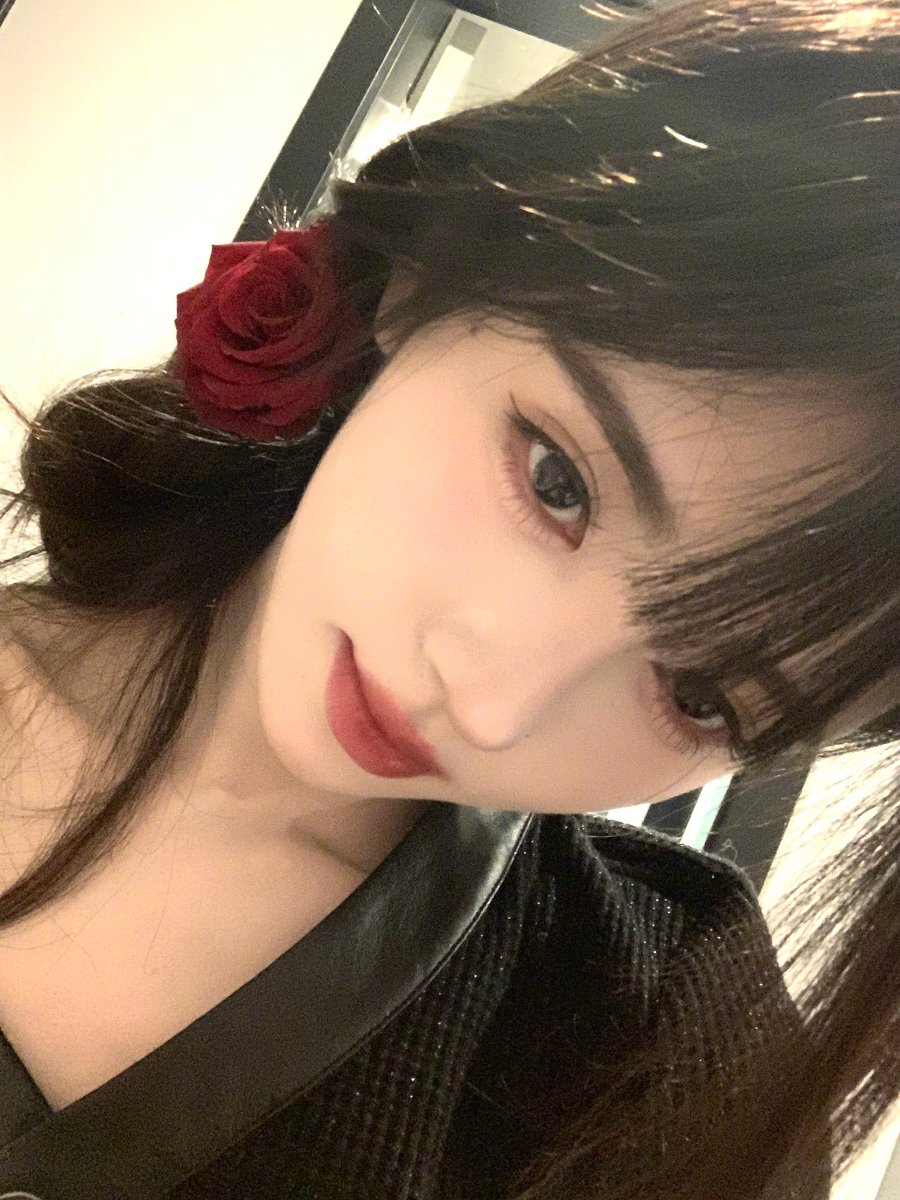 juijingyi's tweet photo. Today’s tableau features none other than the illustrious Cool Black Rose, adorned with an aura of sophistication and allure that captivates the gaze of admirers far and wide. With a subtle tilt of the head and a winsome smile, I presents the embodiment of elegance and authority. https://t.co/vFm3B5L0V5