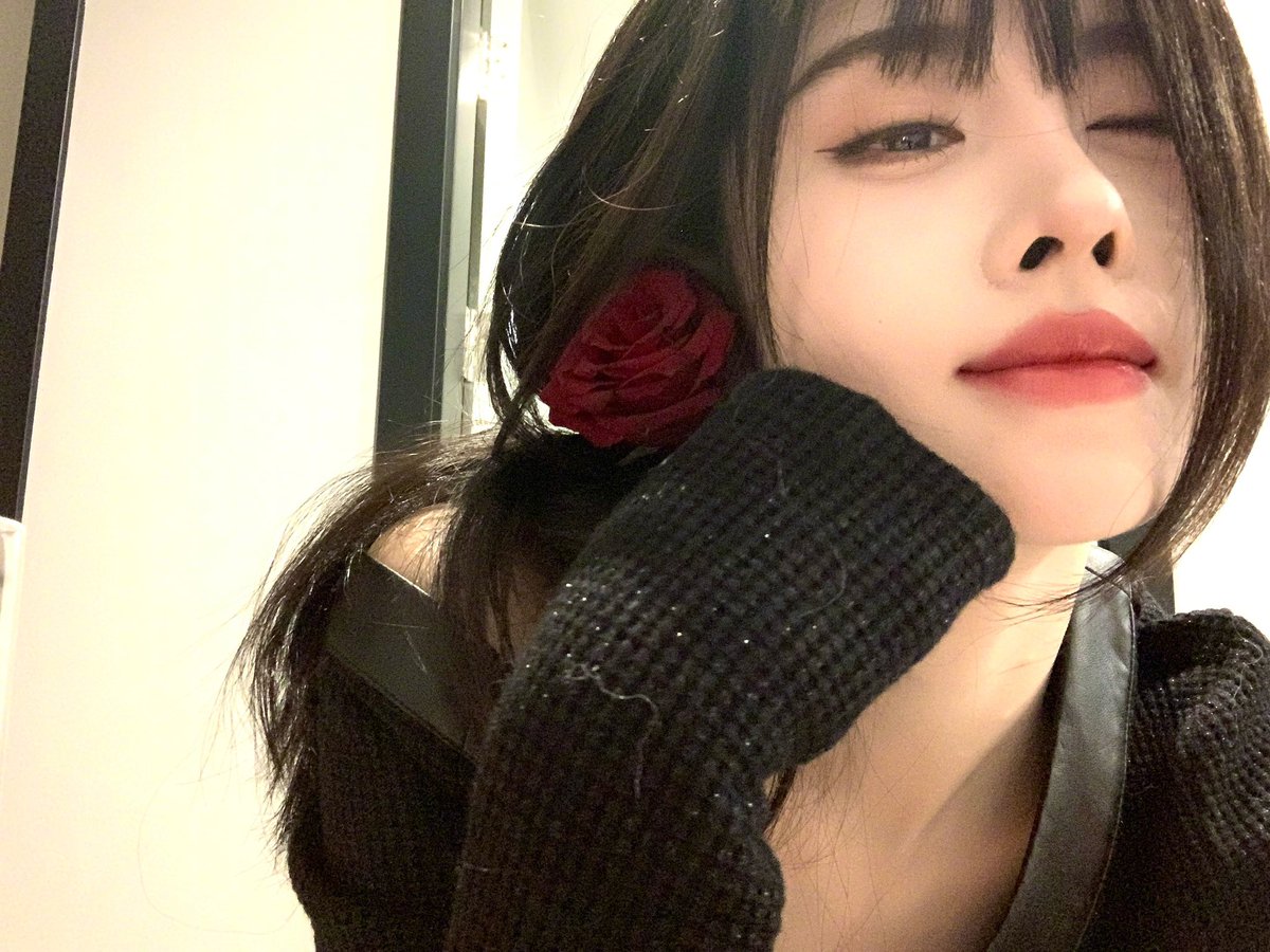 juijingyi's tweet photo. Today’s tableau features none other than the illustrious Cool Black Rose, adorned with an aura of sophistication and allure that captivates the gaze of admirers far and wide. With a subtle tilt of the head and a winsome smile, I presents the embodiment of elegance and authority. https://t.co/vFm3B5L0V5