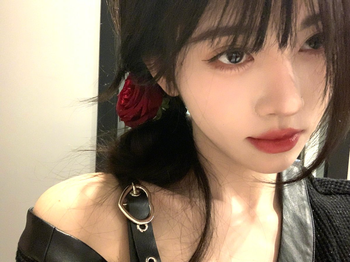 juijingyi's tweet photo. Today’s tableau features none other than the illustrious Cool Black Rose, adorned with an aura of sophistication and allure that captivates the gaze of admirers far and wide. With a subtle tilt of the head and a winsome smile, I presents the embodiment of elegance and authority. https://t.co/vFm3B5L0V5