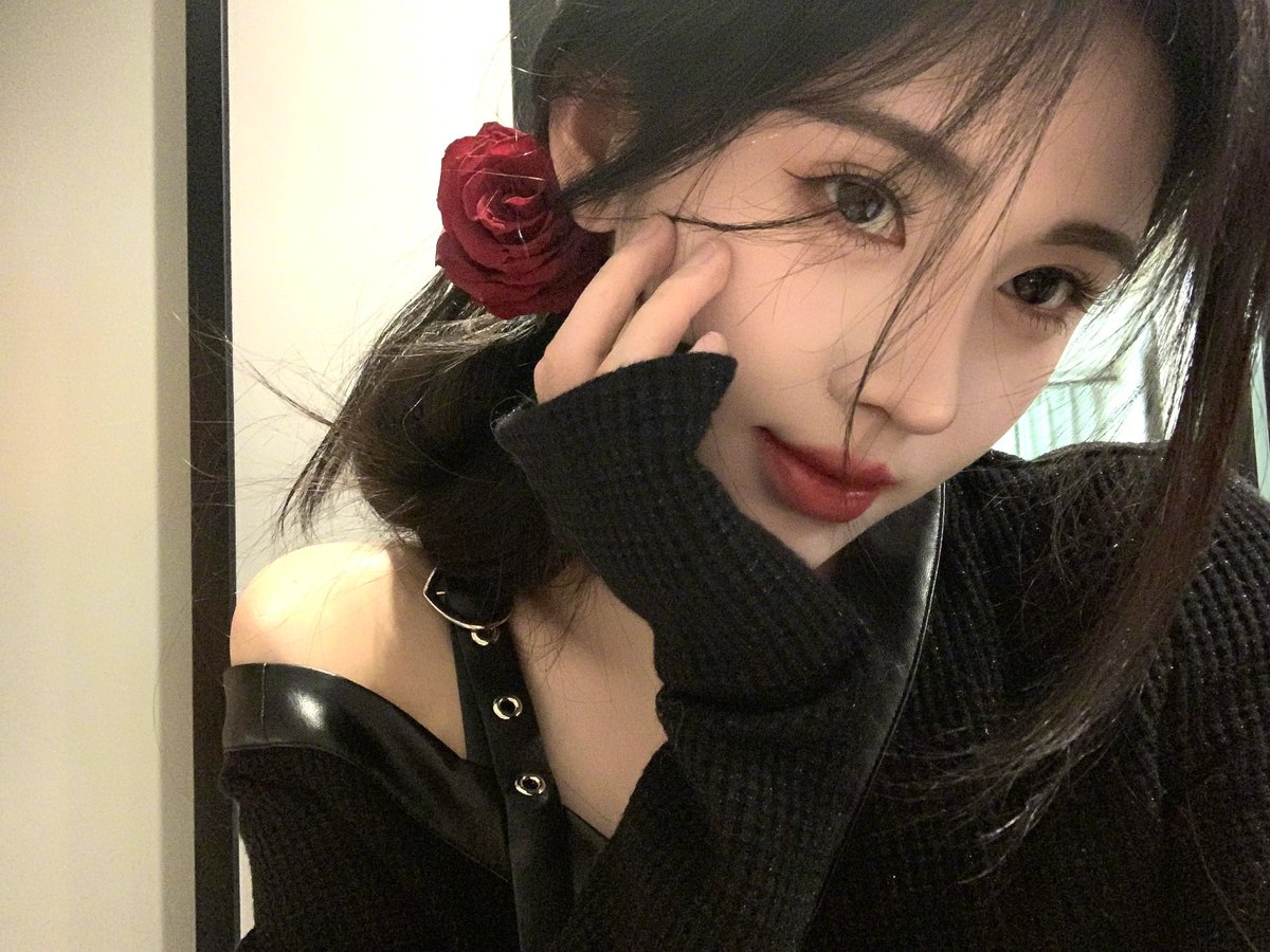 juijingyi's tweet photo. Today’s tableau features none other than the illustrious Cool Black Rose, adorned with an aura of sophistication and allure that captivates the gaze of admirers far and wide. With a subtle tilt of the head and a winsome smile, I presents the embodiment of elegance and authority. https://t.co/vFm3B5L0V5