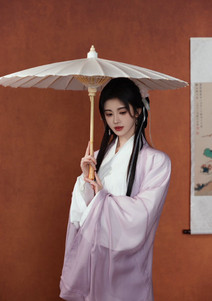 juijingyi's tweet photo. I, emerges as a celestial being, draped in garments that echo the opulence of antiquity. my attire, resplendent with patchy sleeves, tells tales of meticulous craftsmanship and the passage of time, each stitch a testament to the artistry of ancient hands. https://t.co/PXAFRoj6aF