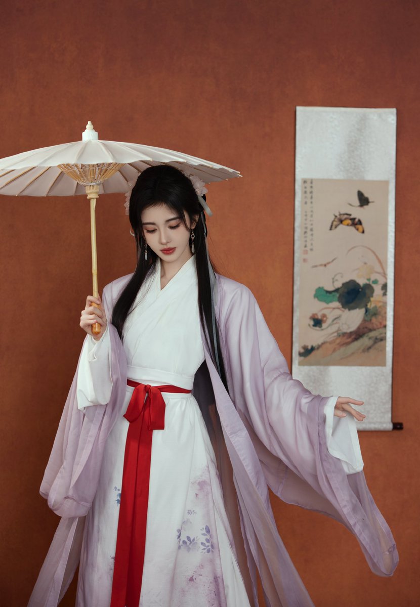 juijingyi's tweet photo. I, emerges as a celestial being, draped in garments that echo the opulence of antiquity. my attire, resplendent with patchy sleeves, tells tales of meticulous craftsmanship and the passage of time, each stitch a testament to the artistry of ancient hands. https://t.co/PXAFRoj6aF