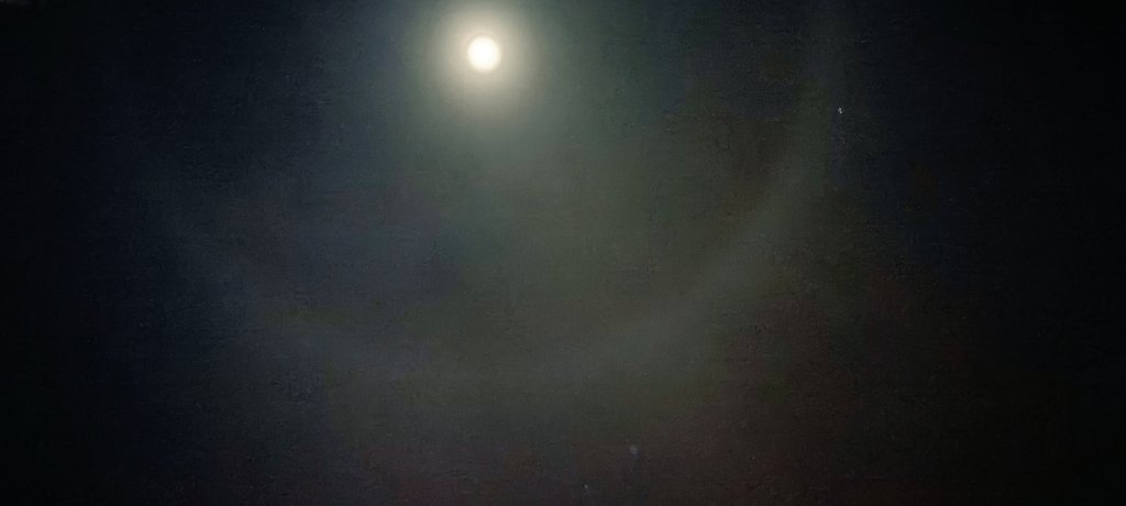 Deixem lá o PNS e o LM... a lua hoje tem um anel à sua volta. E não, não é efeito da câmara fotográfica.