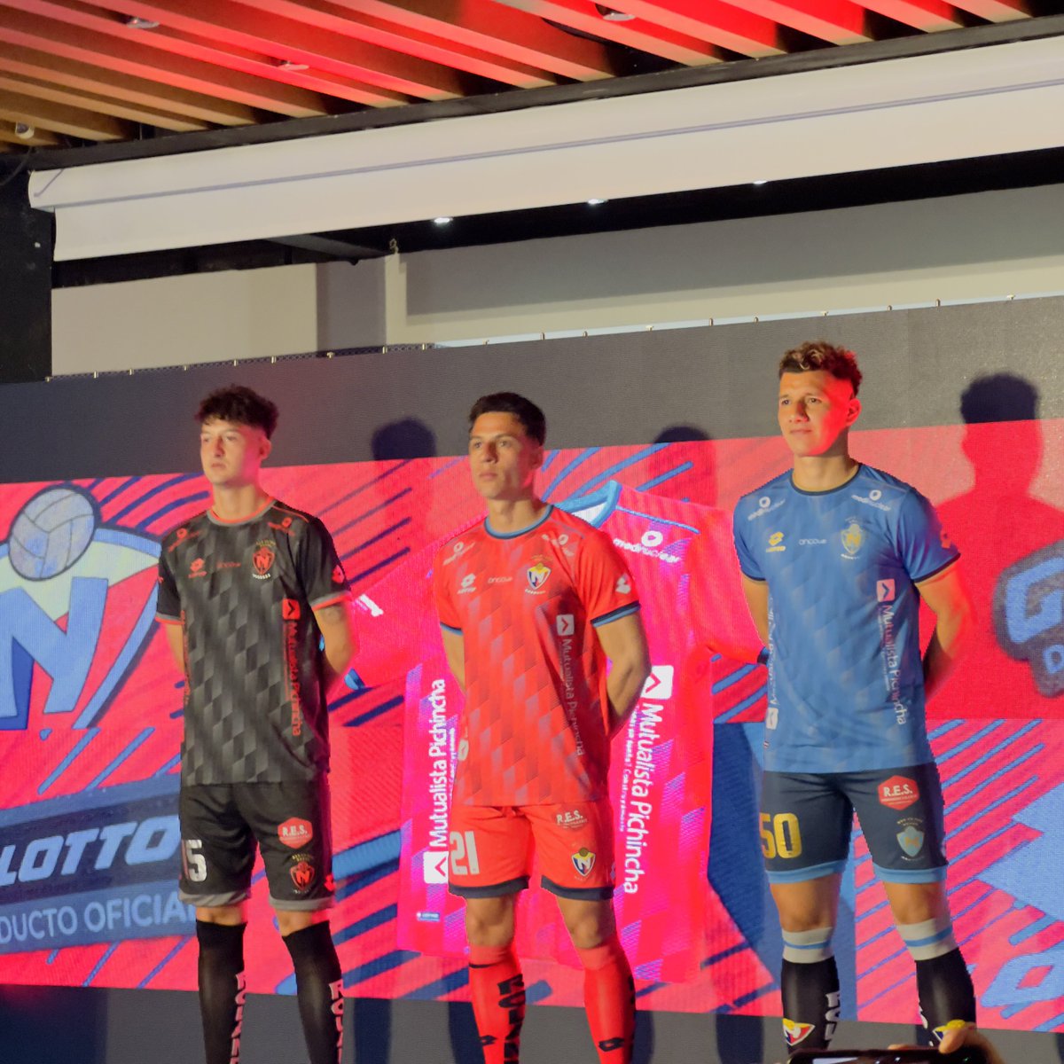 RojoTotall's tweet photo. 🚨𝐎𝐅𝐈𝐂𝐈𝐀𝐋🚨| Las nuevas indumentarias del Club Deportivo El Nacional para la temporada 2024. 

¿Cuál te vas a comprar? 

#ElNacional2024 https://t.co/TXUl3FNdJV
