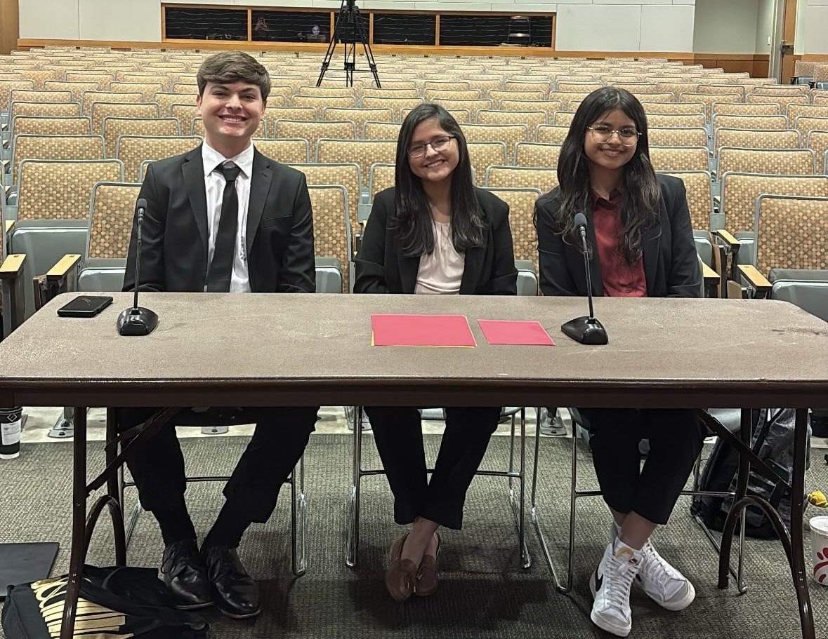 The Daily Texan (@thedailytexan) on Twitter photo 20 minutes until the <a href="/UT_SG/">UT Student Government</a> Debate. Live stream on The Daily Texan YouTube channel. 20 minutes until the <a href="/UT_SG/">UT Student Government</a> Debate. Live stream on The Daily Texan YouTube channel.