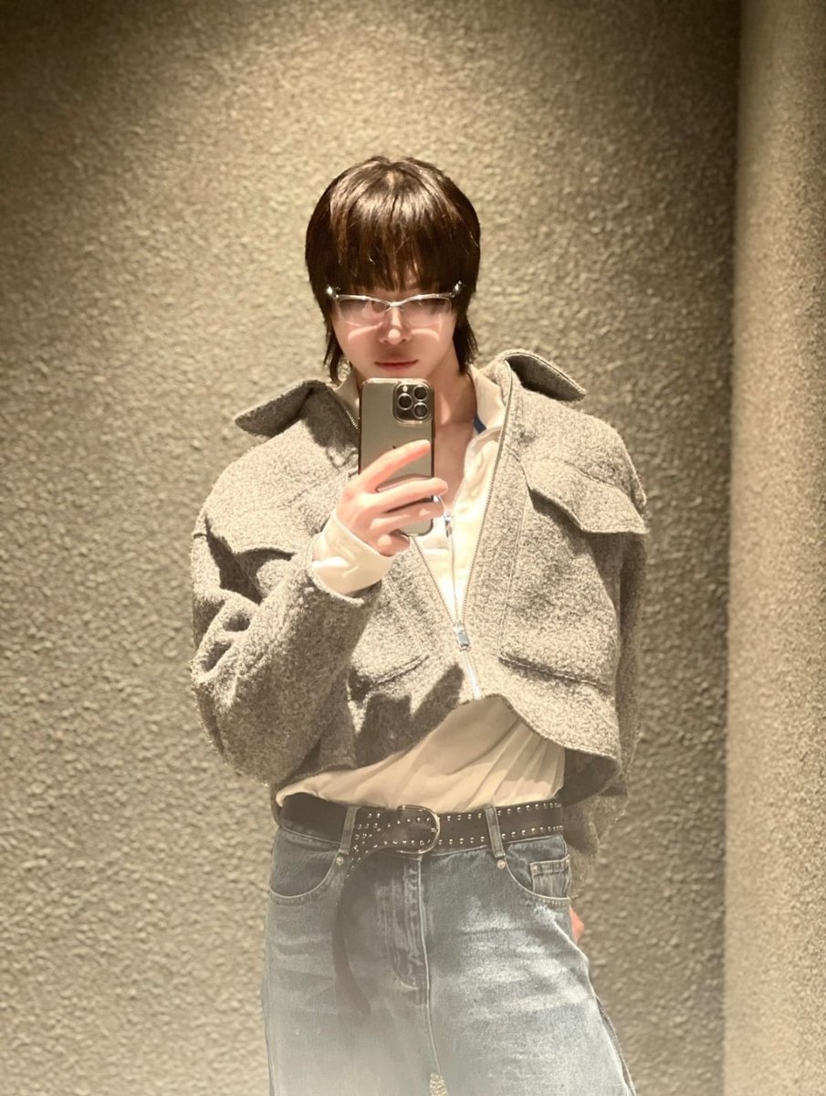 andteam_sub's tweet photo. 🗞️📸 | *ACTUALIZACIÓN: WEVERSE* |19.02.24

Mi flequillo se está escapando otra vez ㅎㅎ

#andTEAM #WEVERSE_NICHOLAS

﹉﹉﹉﹉﹉﹉ ﹉﹉﹉﹉﹉﹉
★  🪐   ˒˓     𓄸   ©&amp;team today'sub   ꪆ  🌙 https://t.co/YraXCLAVbx