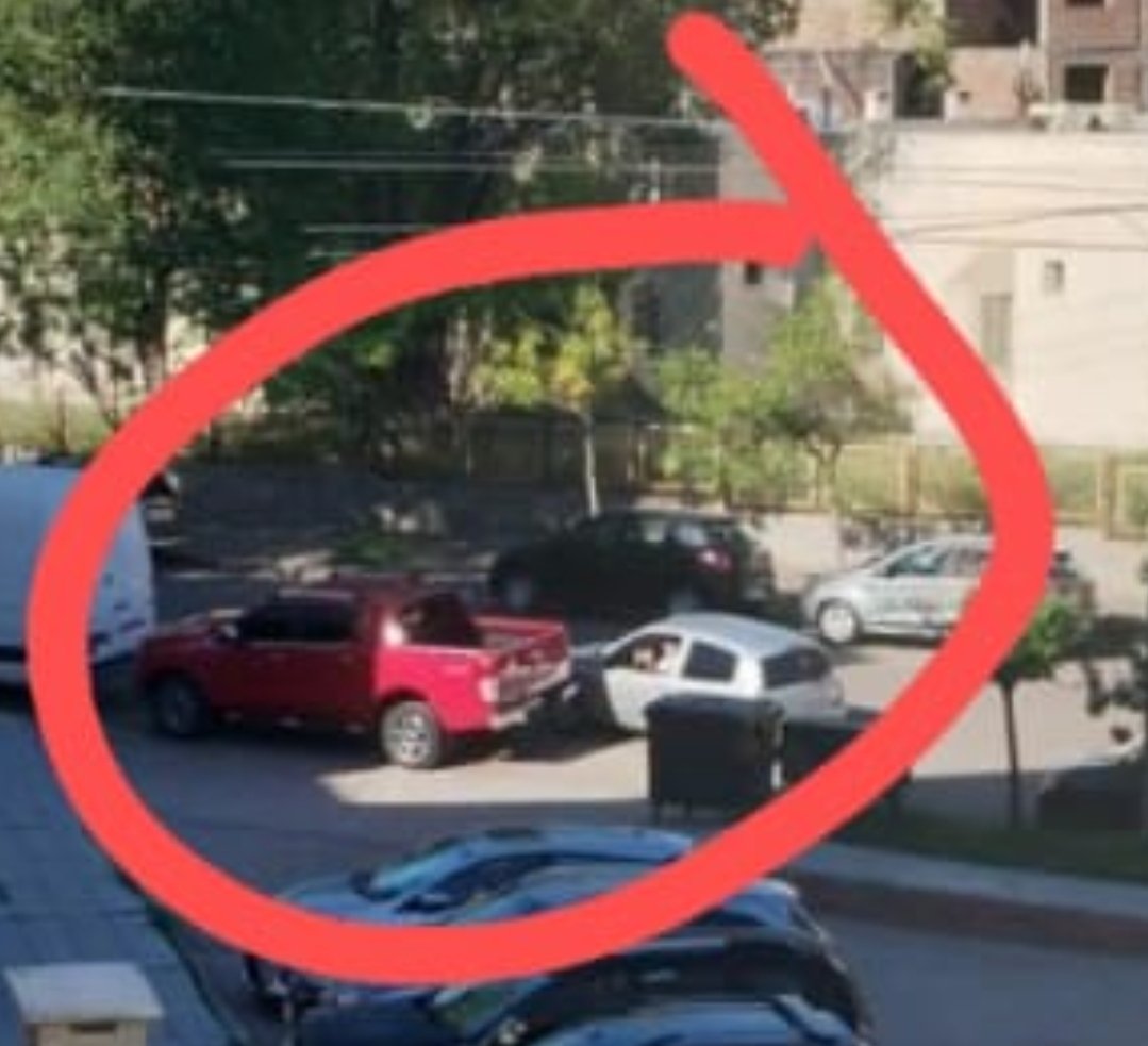 alepolizzo's tweet photo. Neuquén, calle Irigoyen 950, 17 hs, otra vez los robaruedas. Andan en un Clio gris denunciado varias veces. 
#LaMismaHistoria https://t.co/5wOkDef4bu