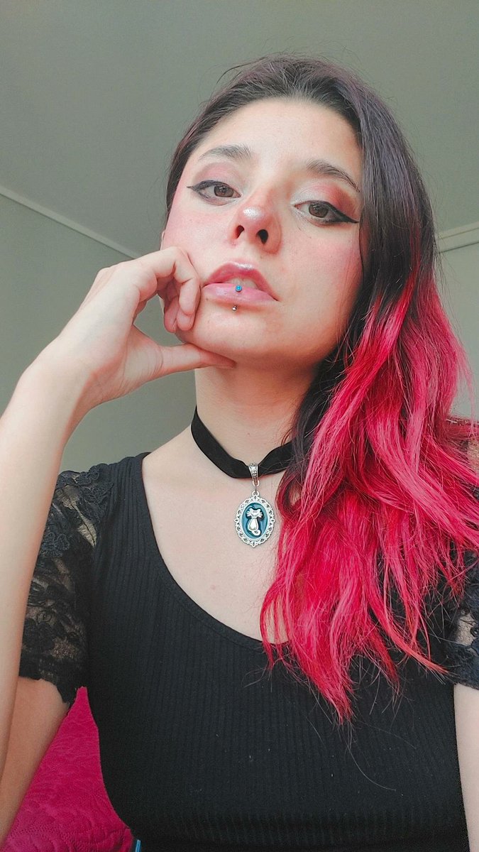 Ya en vivo en mi canal de twitch.tv/carowiza
 Hoy se conversa the chill y se juega :x Conversemos de la Quinta, de la rifa, las donaciones y de la vida :x